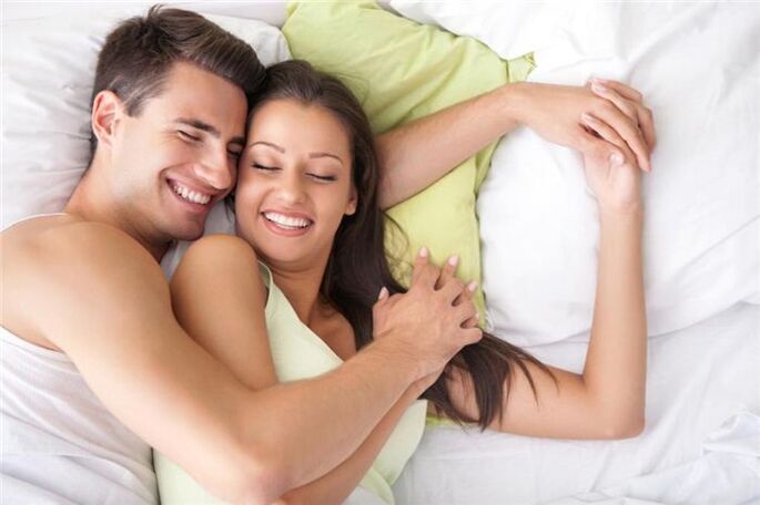 cuplu fericit în pat
